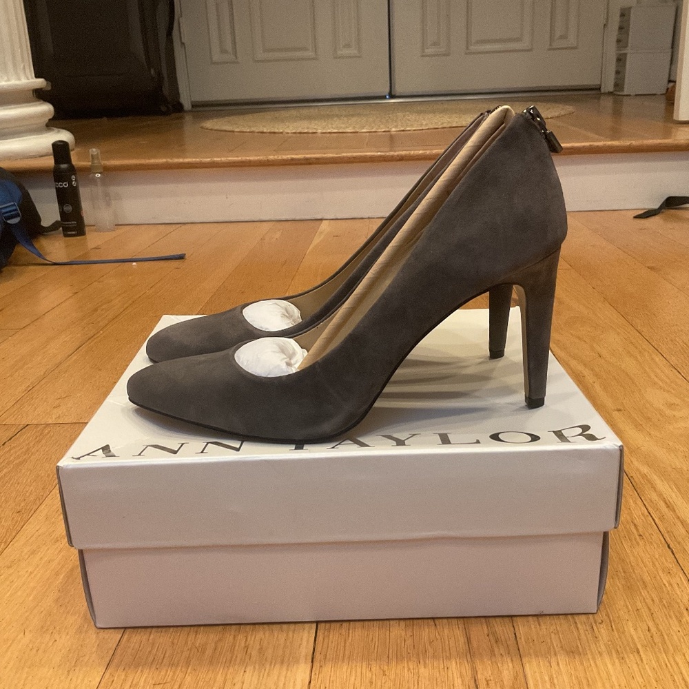 Size 8.5 New Ann Taylor LIZ ZIPPER HEEL (in box)